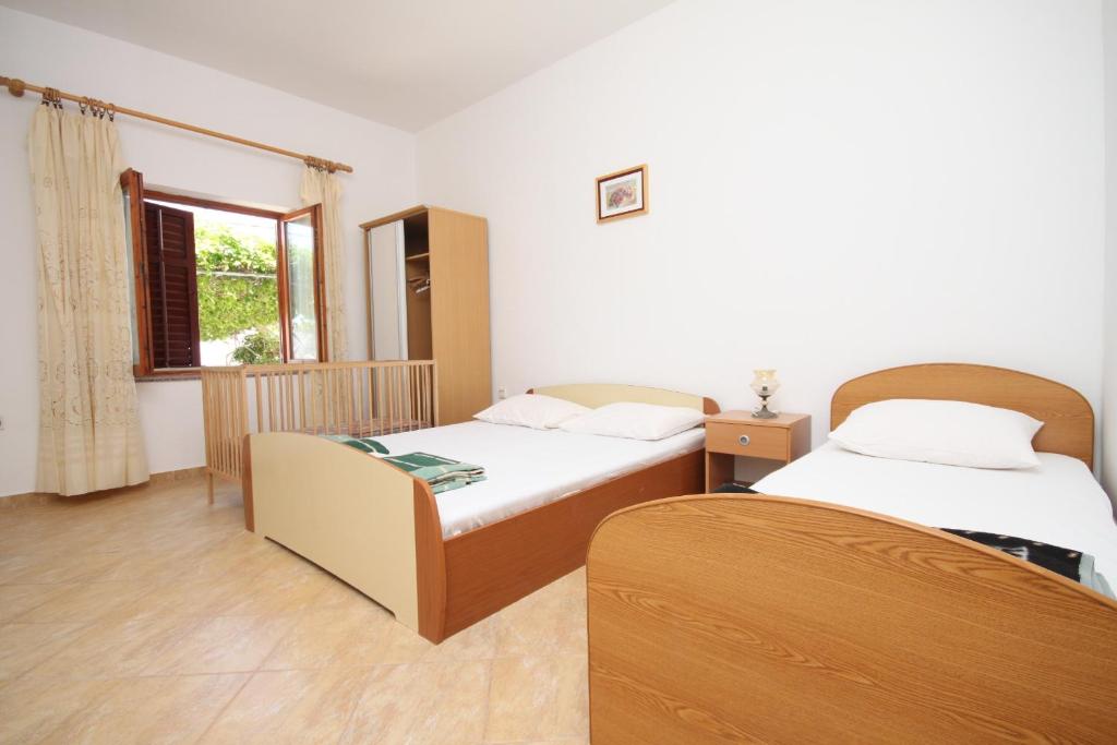 Postel nebo postele na pokoji v ubytování Apartments by the sea Metajna, Pag - 6497