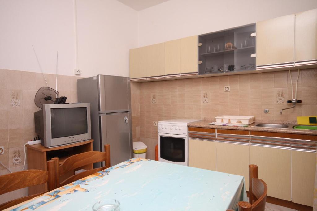 Kuchyň nebo kuchyňský kout v ubytování Apartments by the sea Metajna, Pag - 6497