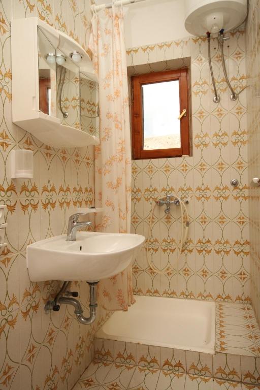 Koupelna v ubytování Apartments by the sea Metajna, Pag - 6497