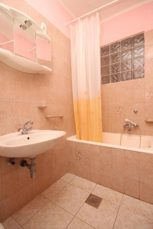 Koupelna v ubytování Apartments by the sea Metajna, Pag - 6497