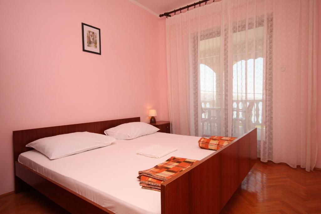Postel nebo postele na pokoji v ubytování Apartments by the sea Metajna, Pag - 6497