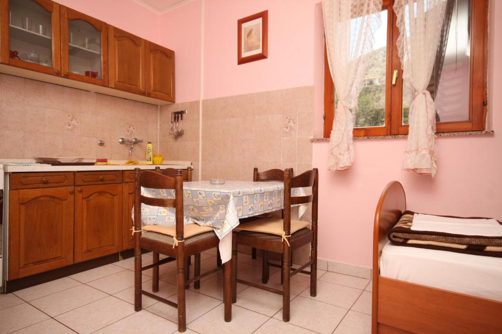 Kuchyň nebo kuchyňský kout v ubytování Apartments by the sea Metajna, Pag - 6497