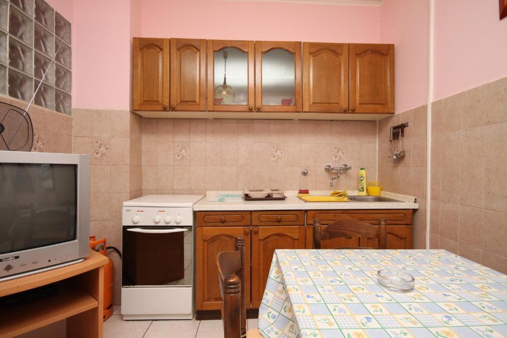 Kuchyň nebo kuchyňský kout v ubytování Apartments by the sea Metajna, Pag - 6497