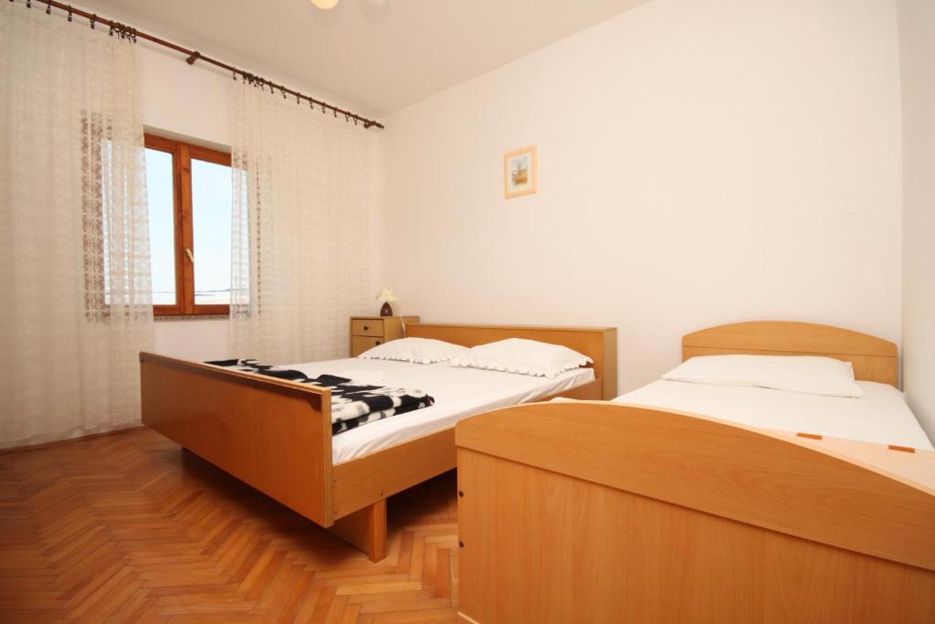 Postel nebo postele na pokoji v ubytování Apartments by the sea Metajna, Pag - 6497