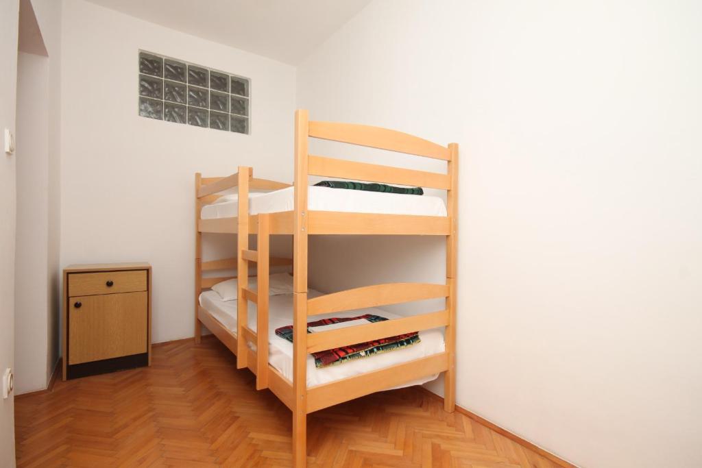 Postel nebo postele na pokoji v ubytování Apartments by the sea Metajna, Pag - 6497