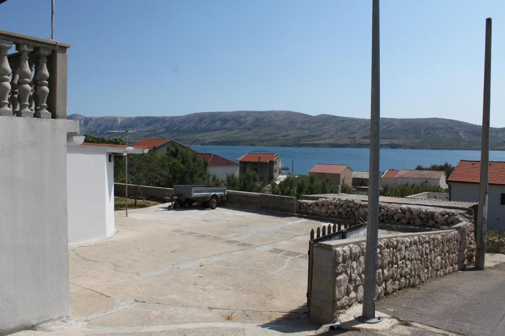 Fotografie z fotogalerie ubytování Apartments with a parking space Zubovici, Pag - 6520 v destinaci Zubovići