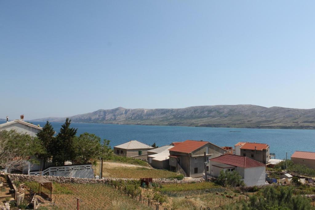 Fotografie z fotogalerie ubytování Apartments with a parking space Zubovici, Pag - 6520 v destinaci Zubovići