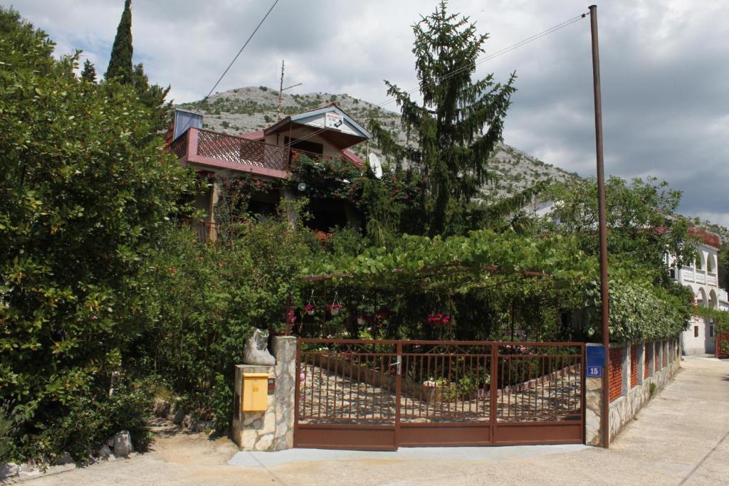Vonkajšia záhrada v ubytovaní Apartments with parking spaces Starigrad, Paklenica - 6585