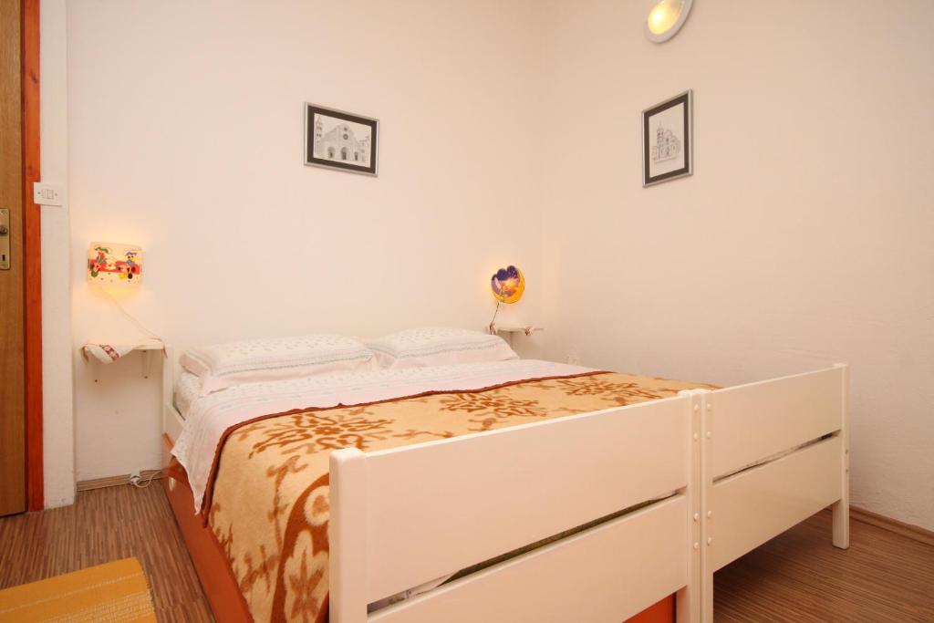 Posteľ alebo postele v izbe v ubytovaní Apartments with parking spaces Starigrad, Paklenica - 6585