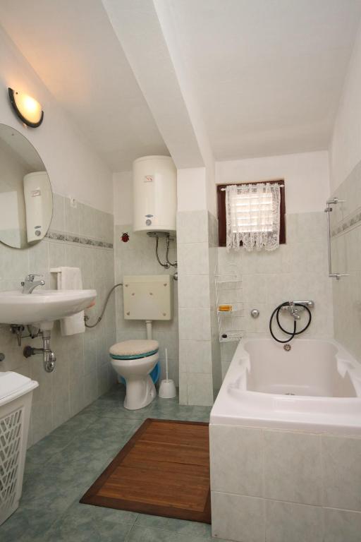 Kúpeľňa v ubytovaní Apartments with parking spaces Starigrad, Paklenica - 6585