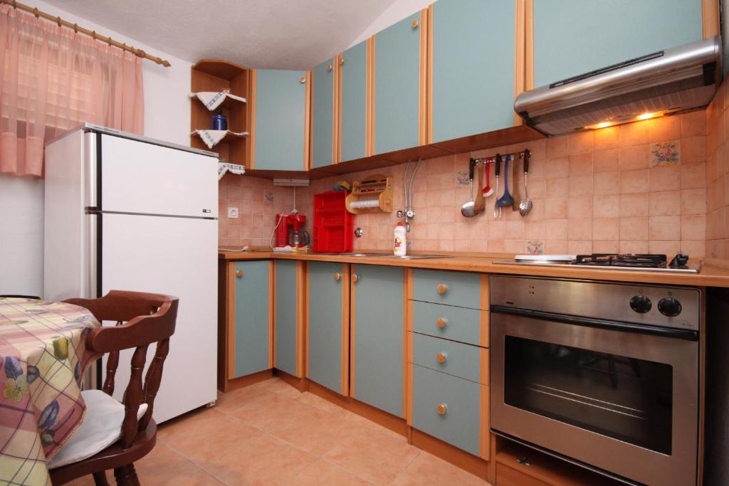 Kuchyňa alebo kuchynka v ubytovaní Apartments with parking spaces Starigrad, Paklenica - 6585