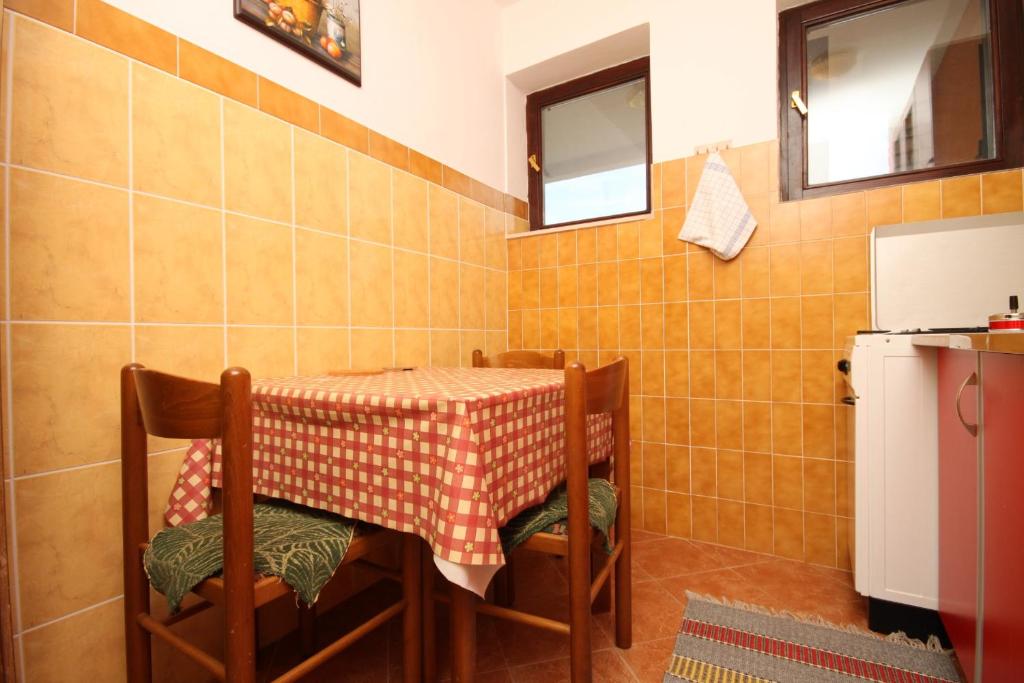 Kuchyňa alebo kuchynka v ubytovaní Apartments and rooms by the sea Starigrad, Paklenica - 6591