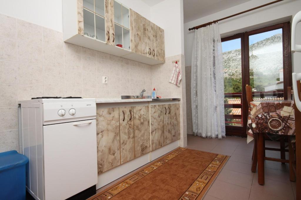 Kuchyňa alebo kuchynka v ubytovaní Apartments and rooms by the sea Starigrad, Paklenica - 6591