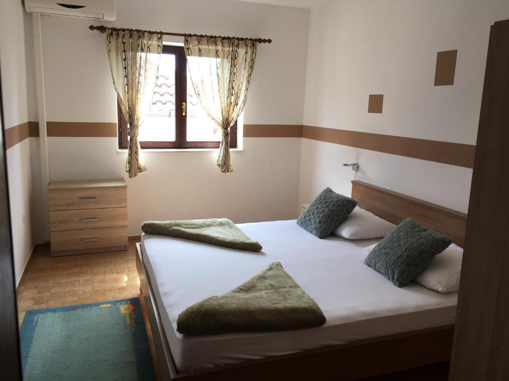 Posteľ alebo postele v izbe v ubytovaní Apartments and rooms by the sea Starigrad, Paklenica - 6591