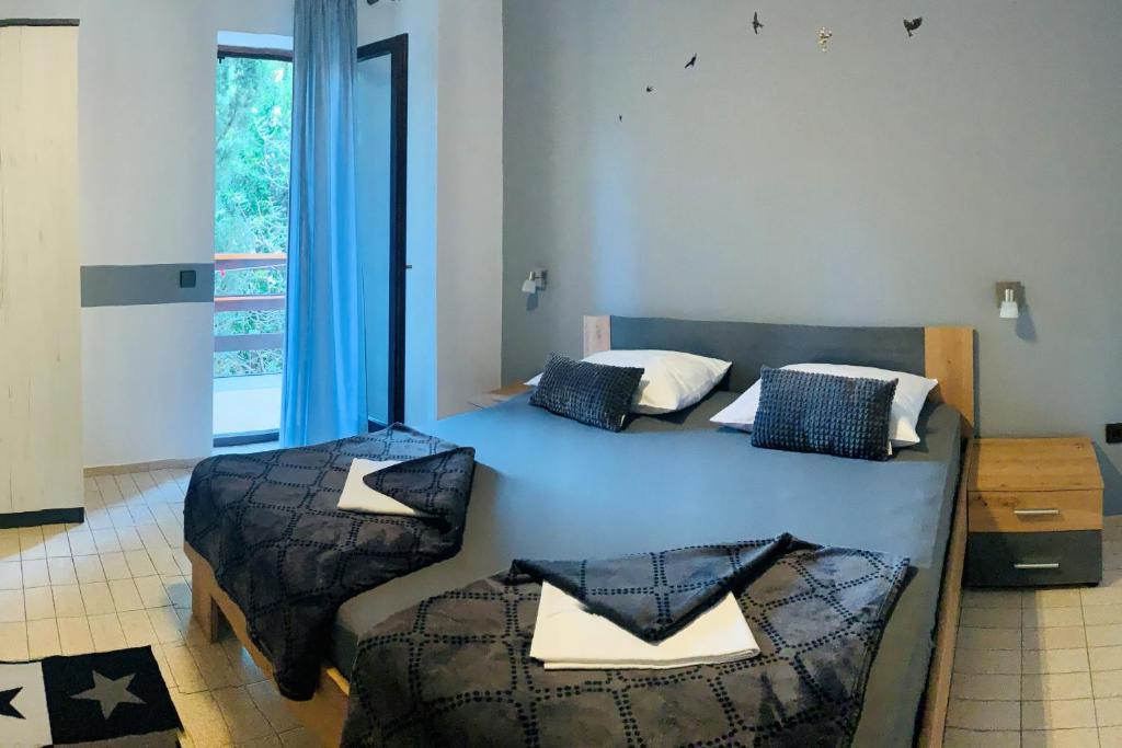 Posteľ alebo postele v izbe v ubytovaní Apartments and rooms by the sea Starigrad, Paklenica - 6591