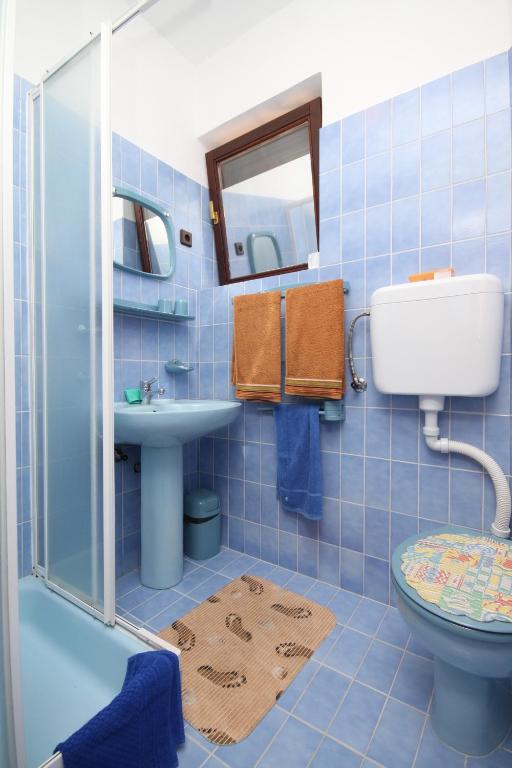 Kúpeľňa v ubytovaní Apartments and rooms by the sea Starigrad, Paklenica - 6591