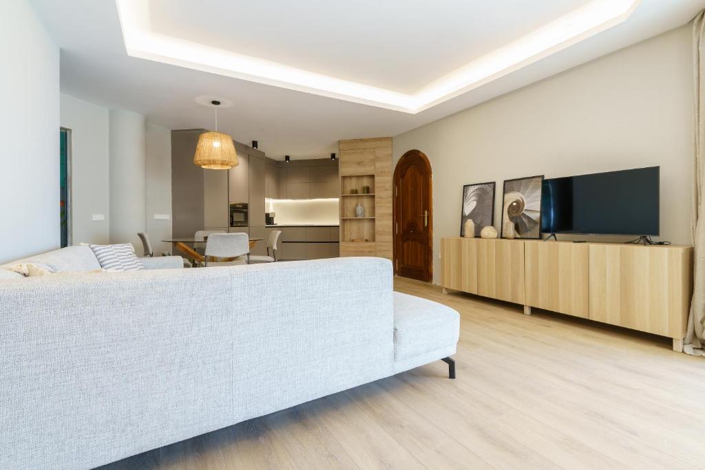 Televízia a/alebo spoločenská miestnosť v ubytovaní LUXURY APARTMENT Benalmadena Costa