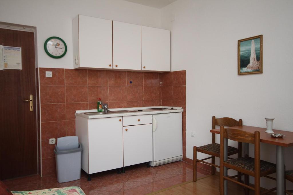 Kuchyň nebo kuchyňský kout v ubytování Apartments with a parking space Makarska - 6693