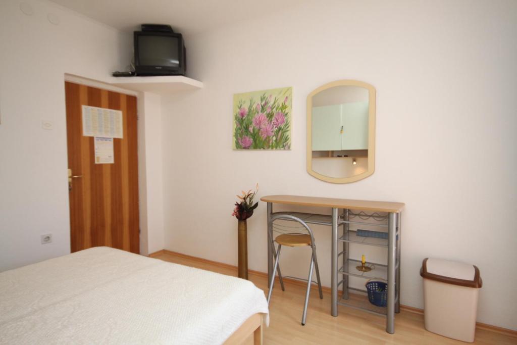 Postel nebo postele na pokoji v ubytování Apartments with a parking space Makarska - 6693