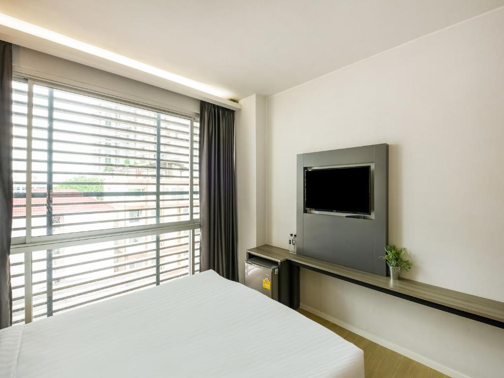 Kitzio House Hotel Huai Kwangにあるテレビまたはエンターテインメントセンター