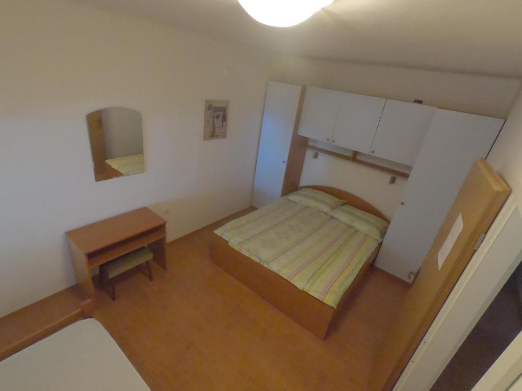 Posteľ alebo postele v izbe v ubytovaní Apartments with a parking space Makarska - 6696