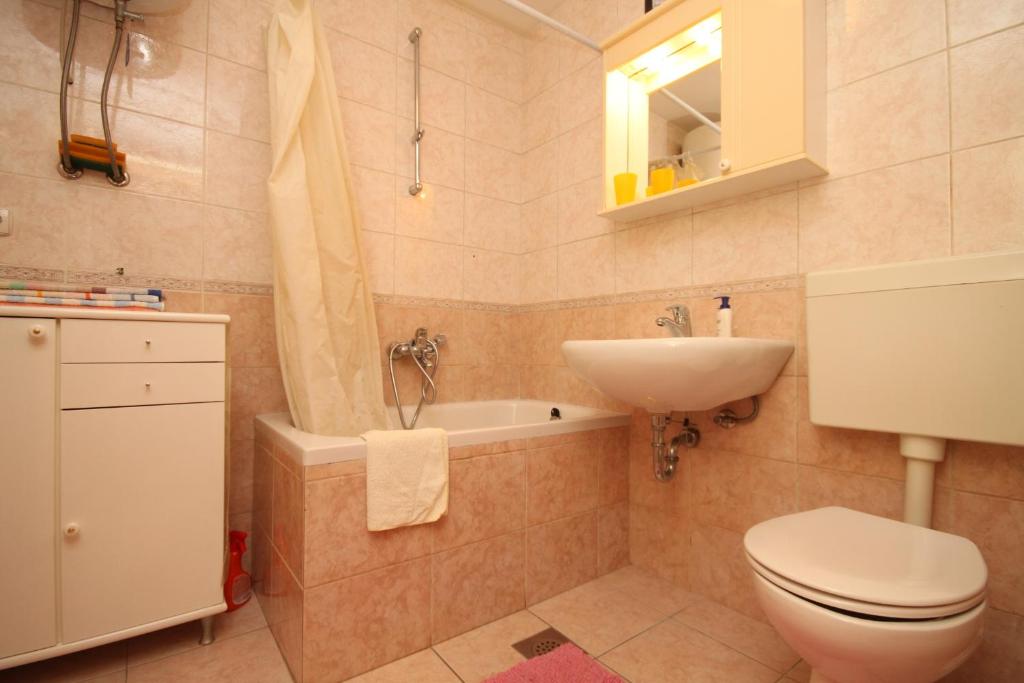 Koupelna v ubytování Apartments and rooms with parking space Tucepi, Makarska - 6901