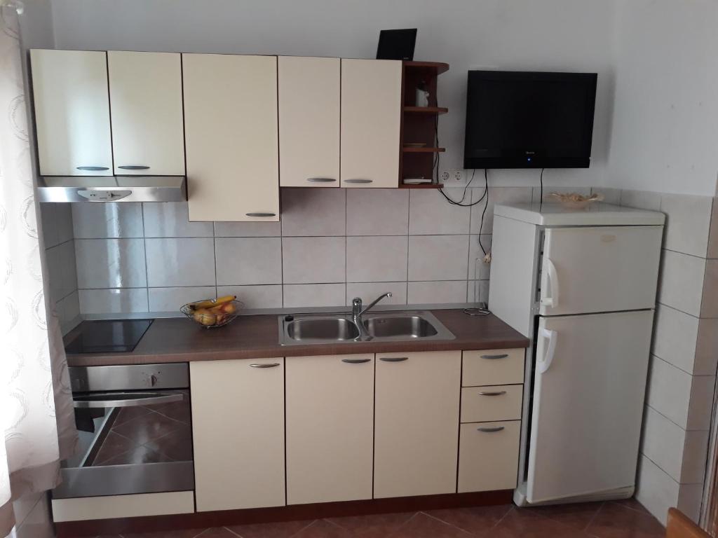 Kuchyňa alebo kuchynka v ubytovaní Apartments with a parking space Baska Voda, Makarska - 6762