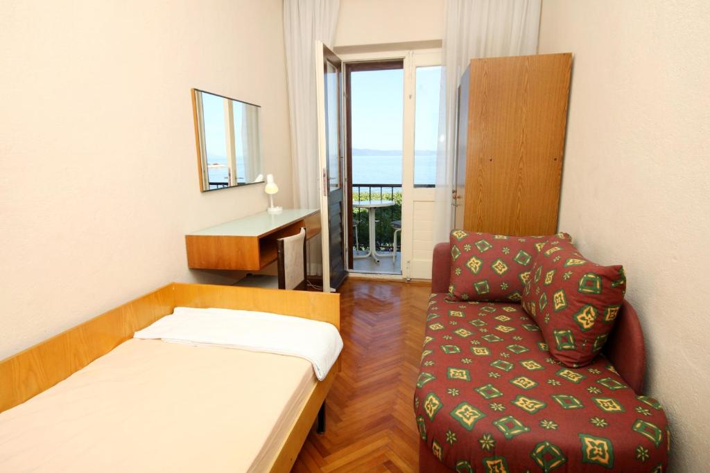 Posteľ alebo postele v izbe v ubytovaní Apartments by the sea Podgora, Makarska - 6836