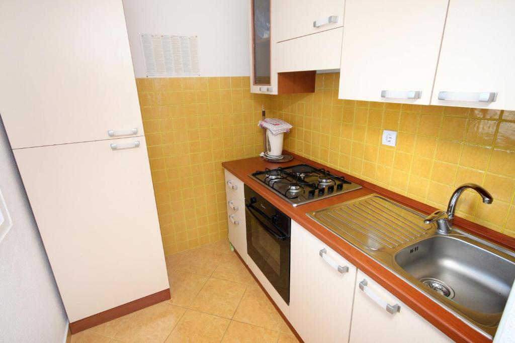Kuchyňa alebo kuchynka v ubytovaní Apartments by the sea Podgora, Makarska - 6836