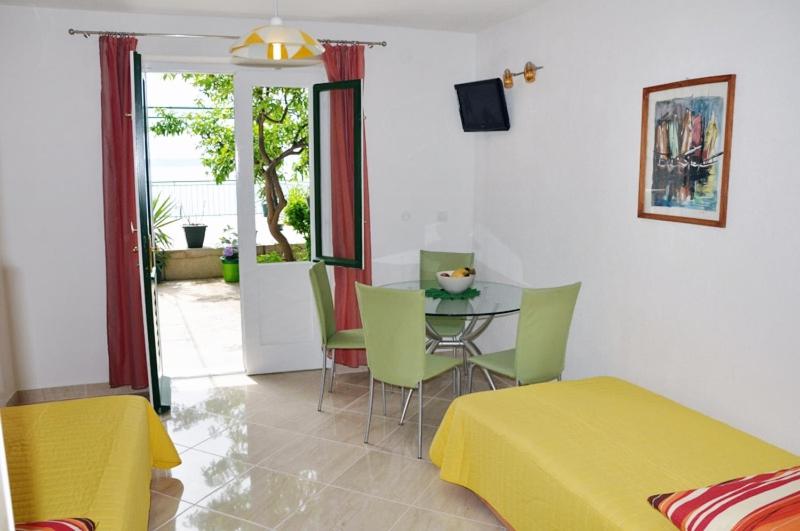 Posteľ alebo postele v izbe v ubytovaní Apartments by the sea Podgora, Makarska - 6836