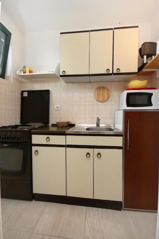 Kuchyňa alebo kuchynka v ubytovaní Apartments by the sea Podgora, Makarska - 6836