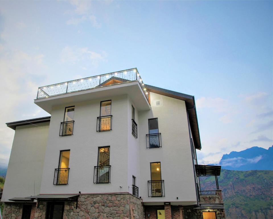 Nespecifikovaný výhled na hory nebo výhled na hory při pohledu z hotelu