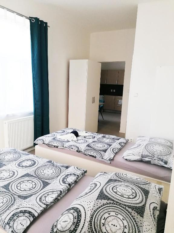 Postel nebo postele na pokoji v ubytování Apartmány Plzeň Zábělá 69