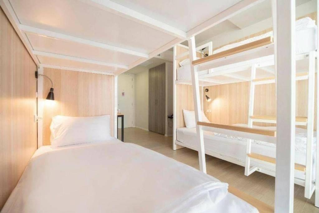 Kitzio House Hotel Huai Kwangにあるベッド