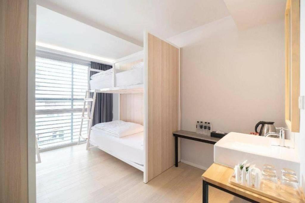 Kitzio House Hotel Huai Kwangにあるベッド