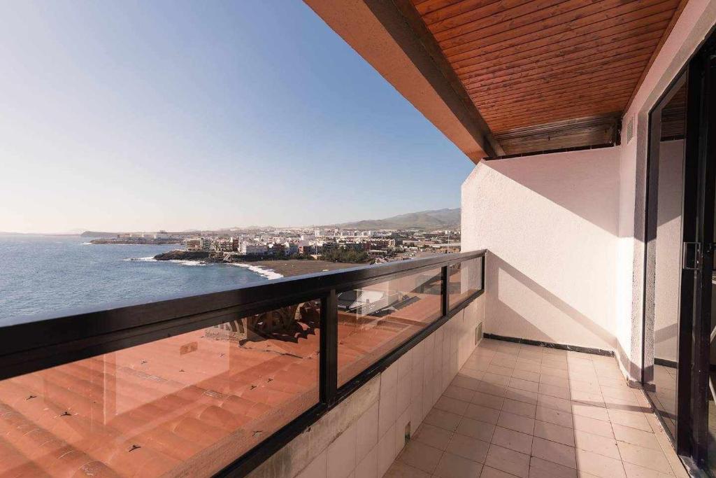 un balcón de un edificio con vistas al océano en Apartamento con preciosas vistas al mar, en Melenara