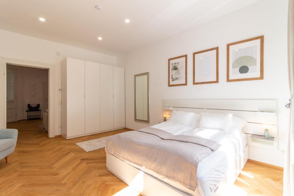 ウィーンにあるVienna City Apartmentの白いベッドルーム(大きな白いベッド1台付)が備わります。
