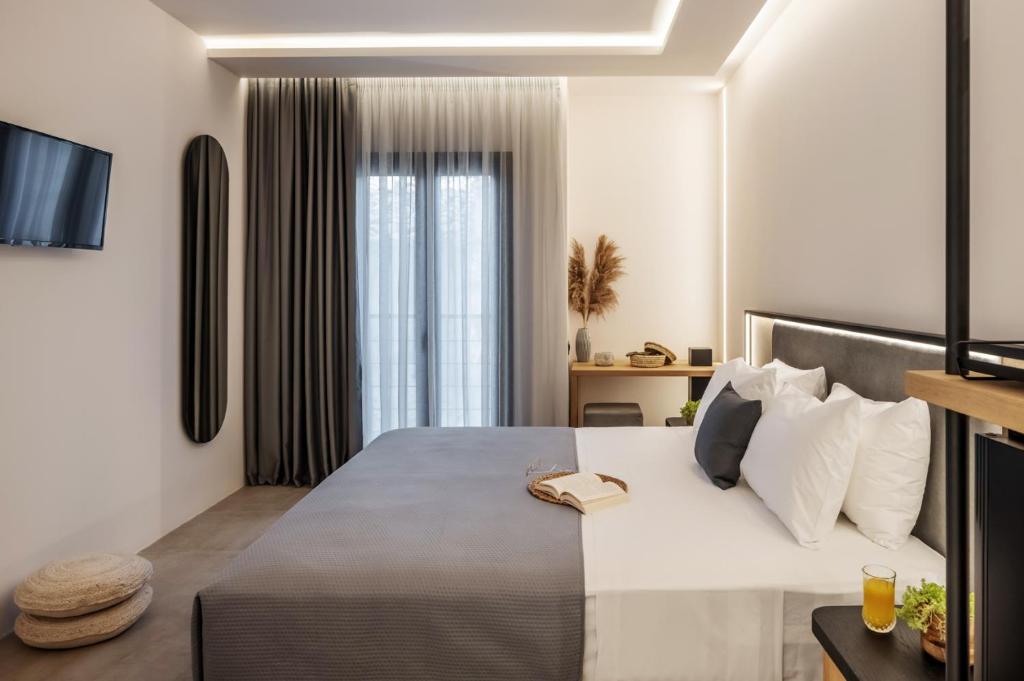Un pat sau paturi într-o cameră la Chora Suites, Premium Key Collection