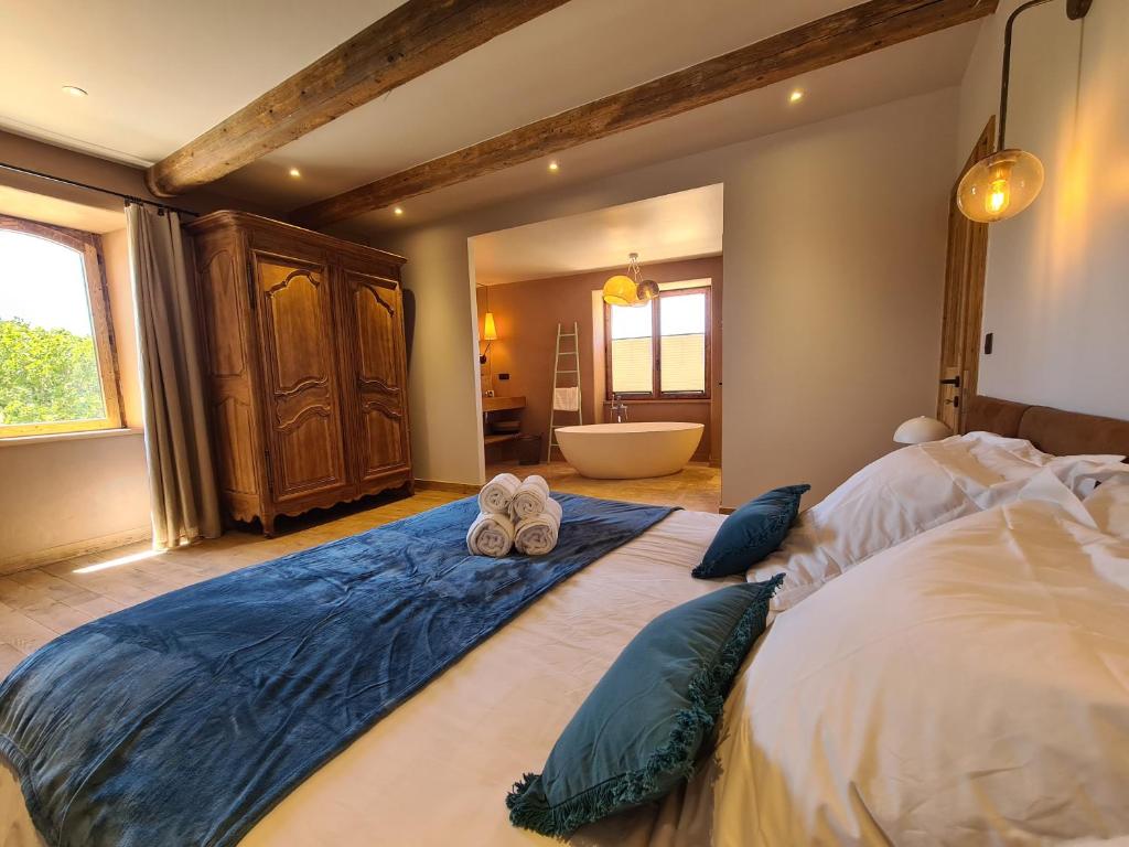 Postel nebo postele na pokoji v ubytov&aacute;n&iacute; Domaine de coulette