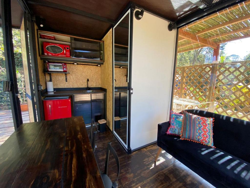 Zona de estar de Toca do Pica-Pau - Tiny House em Campos com Lareira e privacidade!