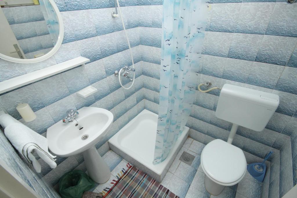 Kúpeľňa v ubytovaní Rooms with a parking space Makarska - 6778