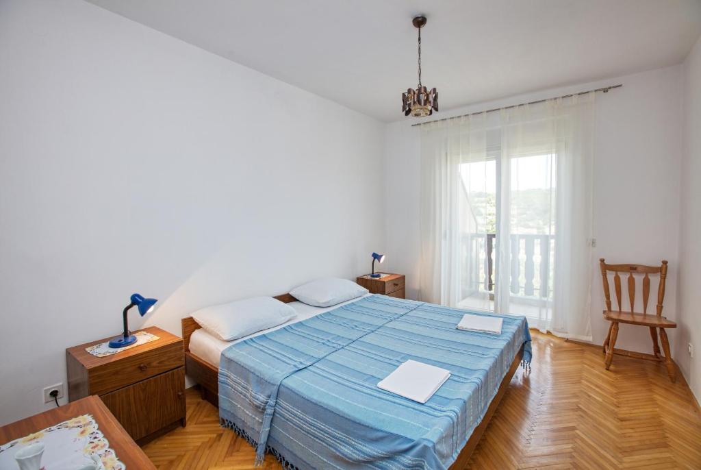 Postel nebo postele na pokoji v ubytování Apartments and rooms by the sea Tisno, Murter - 5128
