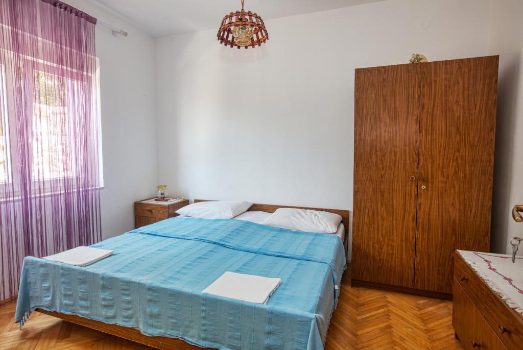Postel nebo postele na pokoji v ubytování Apartments and rooms by the sea Tisno, Murter - 5128