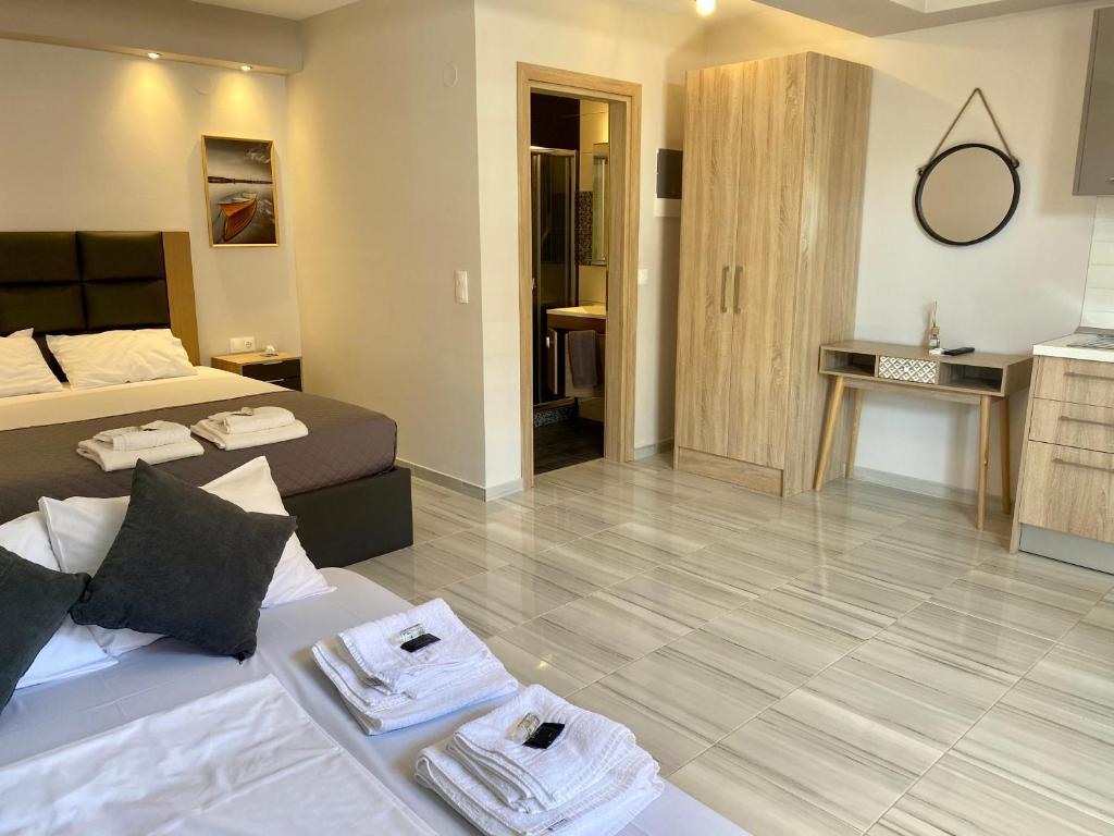 a living room with a bed and a kitchen at THOMAS STUDIOS & APARTMENTS PARALIA in Paralia Katerinis