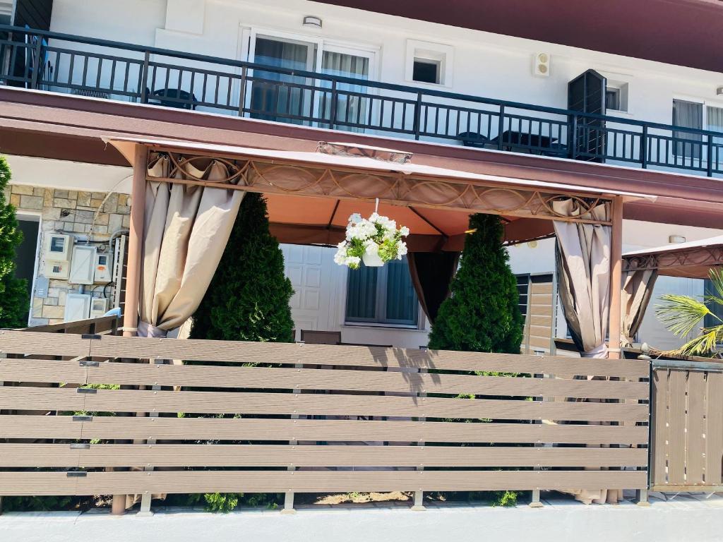 Balkón nebo terasa v ubytování THOMAS STUDIOS & APARTMENTS PARALIA