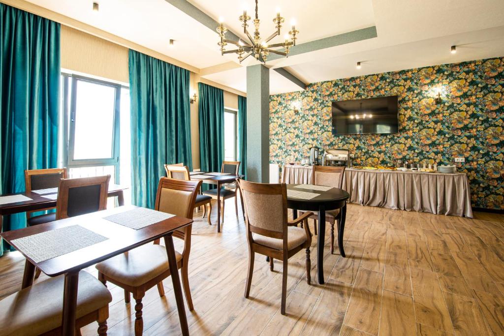 TV a/nebo společenská místnost v ubytování Hotel GENI Kazbegi