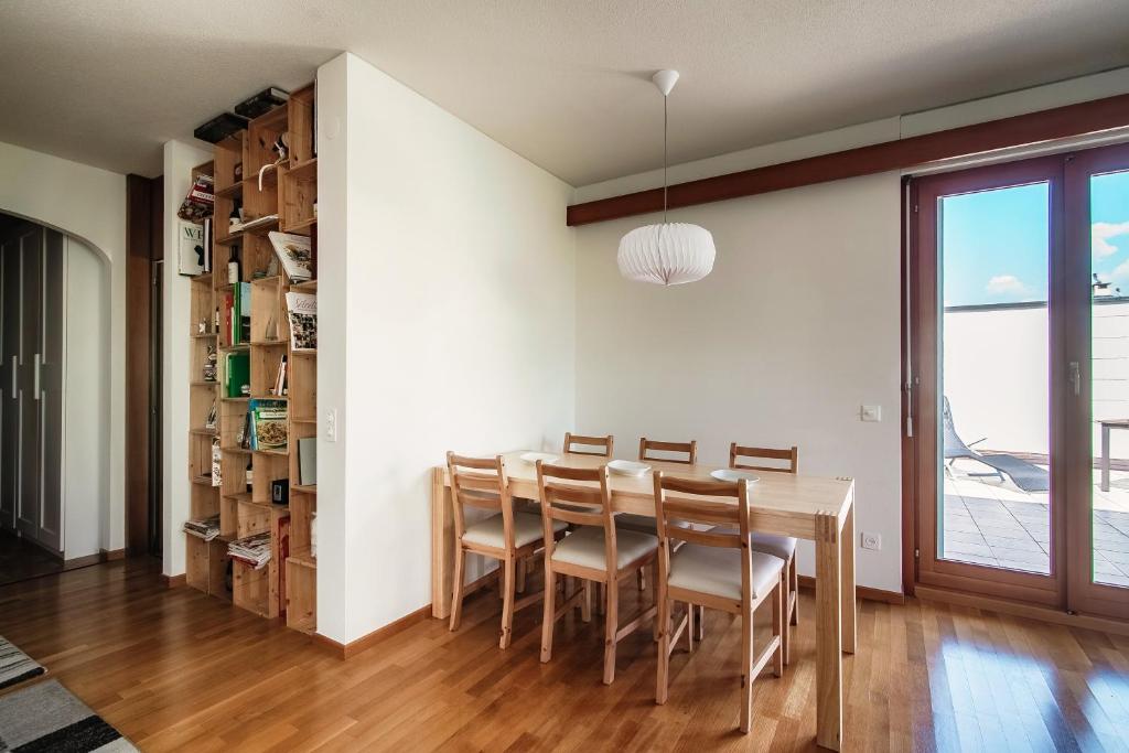 ein Esszimmer mit einem Tisch und Stühlen in der Unterkunft Appartamento Lucino by Quokka 360 - with large terrace in Lugano