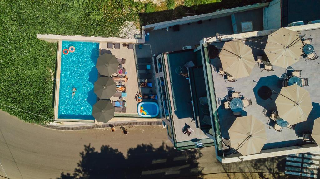 Bazén v ubytování Capo Verde Hotel Batumi nebo v jeho okolí