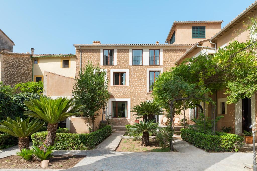 un grande edificio in mattoni con alberi di fronte di Ca'n Puig de Sòller a Sóller