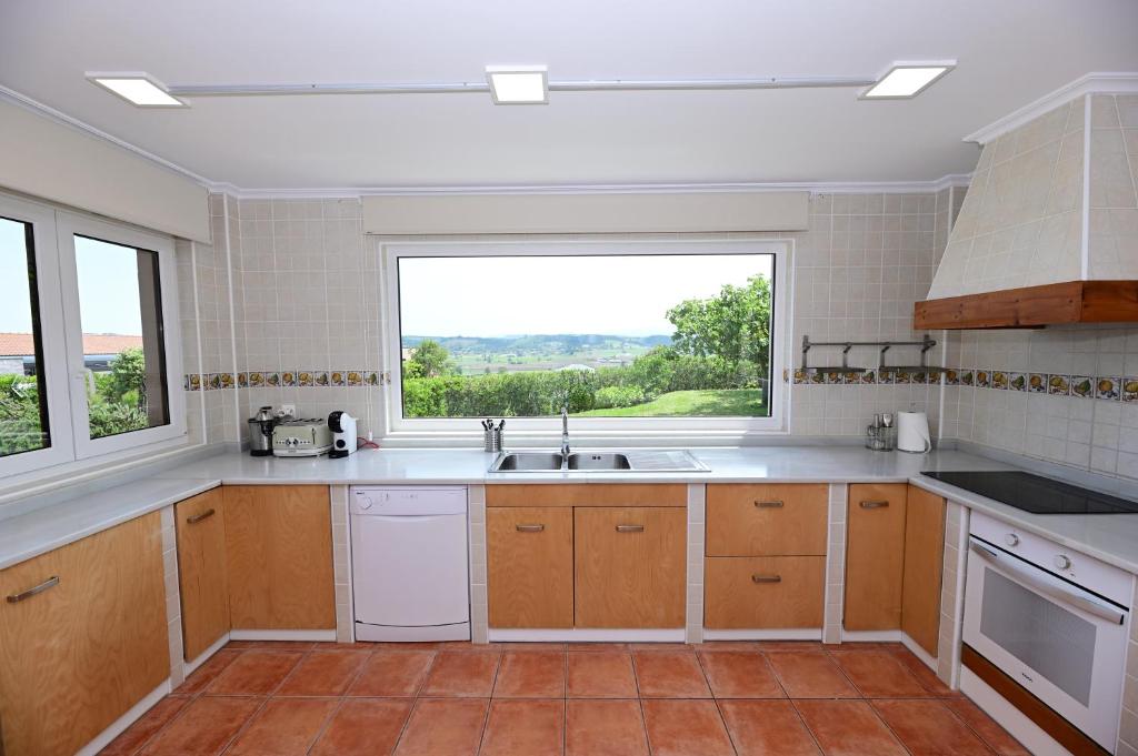 Kuchnia lub aneks kuchenny w obiekcie VILLA&MAR LANGRE BEACH